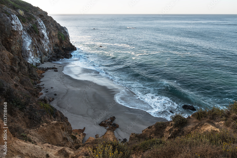 Φωτογραφία Early morning view of Pirates Cove at Point Dume State Park in Malibu, California