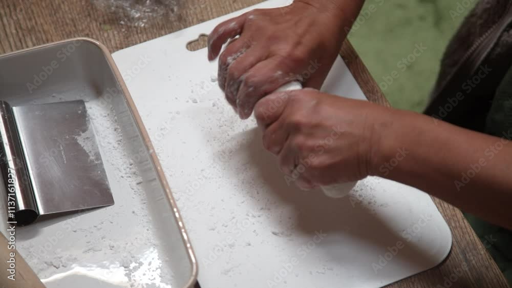 餃子の皮を手作りする女性 餃子の皮を手作りする女性