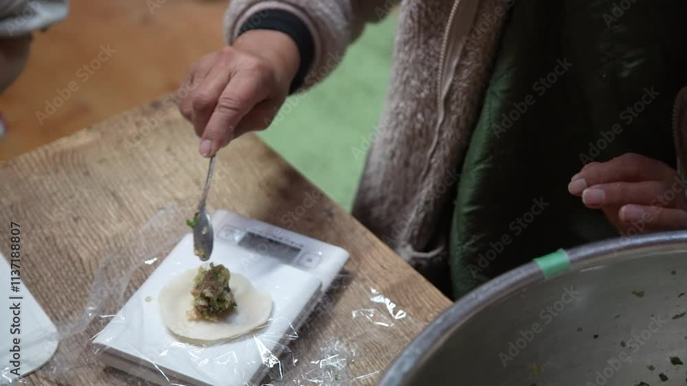 餃子を手作りする女性