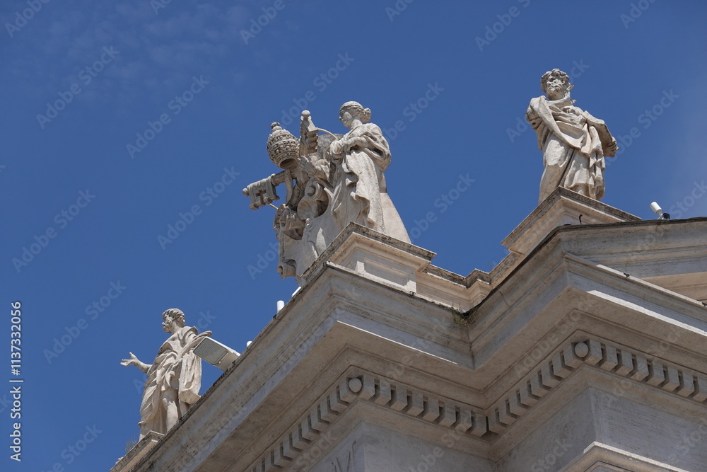 Fototapeta premium Marble statues in the Vatican