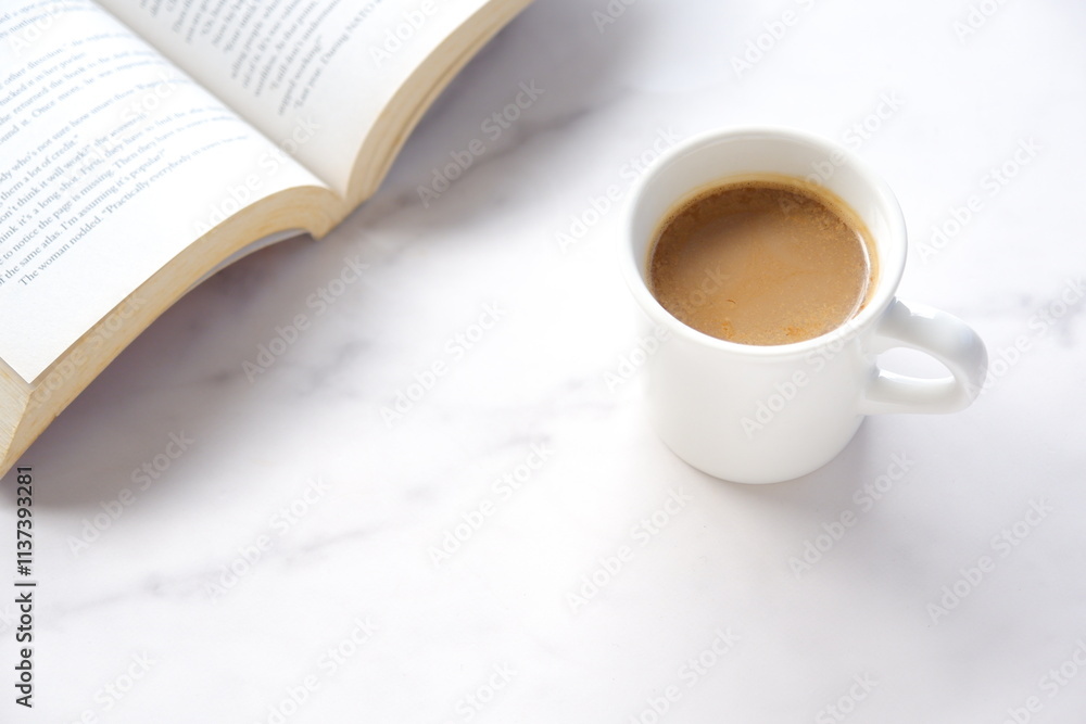 テーブルの上の開いた本(洋書)と、コーヒーの入ったコーヒーカップで、コーヒーを飲みながらゆっくりと読書を楽しんでいるイメージ
テーブルの上の開いた本(洋書)と、コーヒーの入ったコーヒーカップで、コーヒーを飲みながらゆっくりと読書を楽しんでいるイメージ