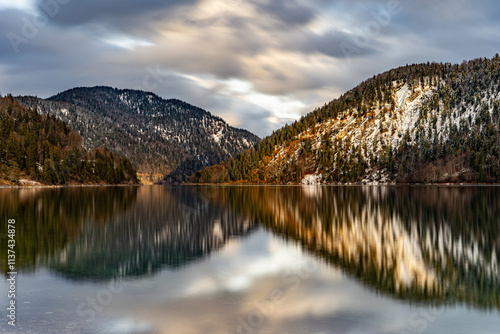 Spiegelung im Sylvensteinspeicher