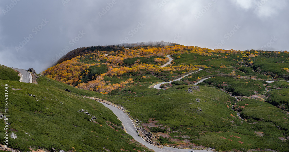 Fototapeta premium 紅葉する乗鞍岳
