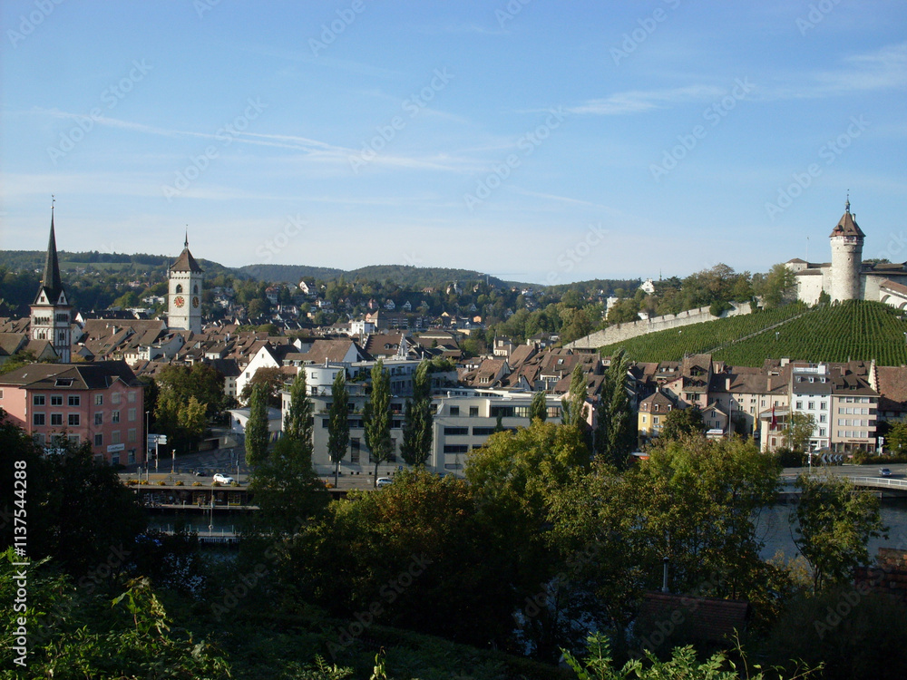Fototapeta premium Stadt Schaffhausen mit Festung Munot im Spätsommer