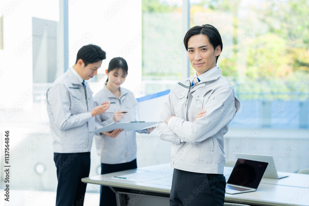 Obraz premium 作業服のビジネスマン