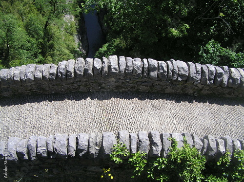 Puente hecho de piedra photo