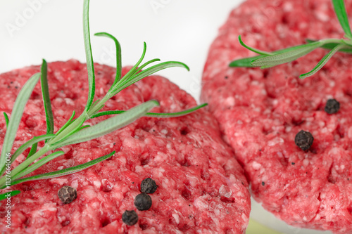 Obraz na plátně Dwa różowe burgery z mięsa wolowego w zbliżeniu makro