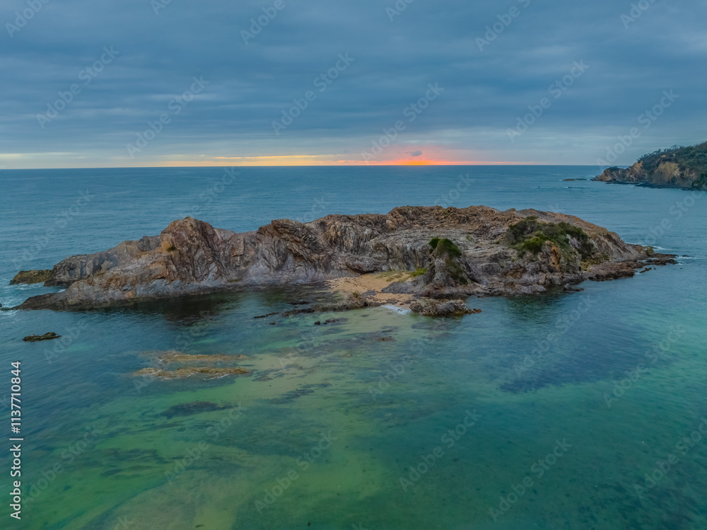 Fototapeta premium Cloud-covered sunrise over Guerilla Bay