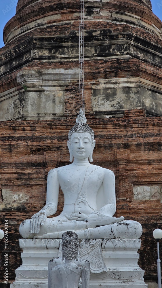 Fototapeta premium buddha statue in temple si sanphet