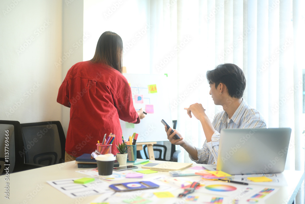 Obraz premium Creative team discussing app development ideas during meeting