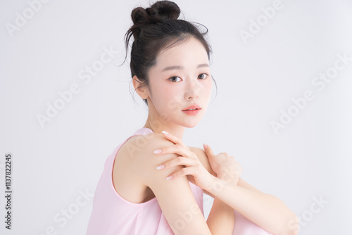 ピンク色のネイルをした美しい若い女性のスウィートなポートレート