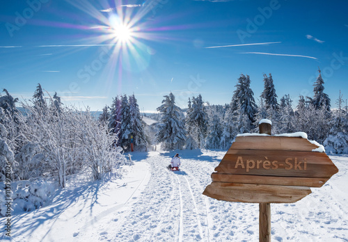 Text après ski sign in the snow mountains landscap