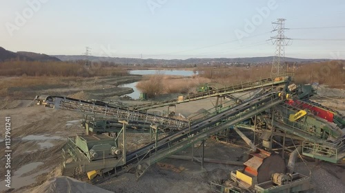 Elements of equipment for the extraction and sorting of rubble. Production of construction materials. Metal construction for working with stone and rocks. Slag of gravel under the conveyor belt