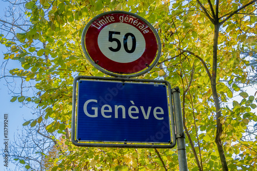 Panneau de signalisation routière écrit en français à l'entrée de la ville de Genève indiquant une limite générale de vitesse de 50 km/h dans la commune photo