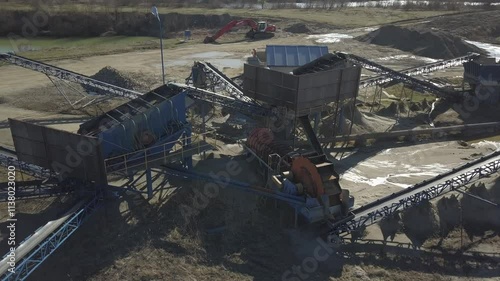 Elements of equipment for the extraction and sorting of rubble. Production of construction materials. Metal construction for working with stone and rocks. Slag of gravel under the conveyor belt