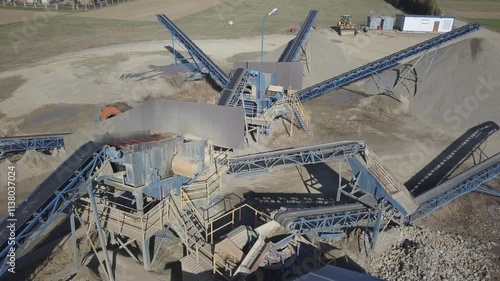 Elements of equipment for the extraction and sorting of rubble. Production of construction materials. Metal construction for working with stone and rocks. Slag of gravel under the conveyor belt