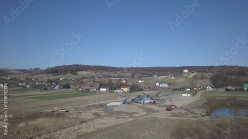 Elements of equipment for the extraction and sorting of rubble. Production of construction materials. Metal construction for working with stone and rocks. Slag of gravel under the conveyor belt