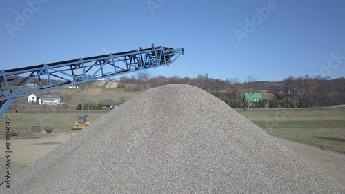 Elements of equipment for the extraction and sorting of rubble. Production of construction materials. Metal construction for working with stone and rocks. Slag of gravel under the conveyor belt