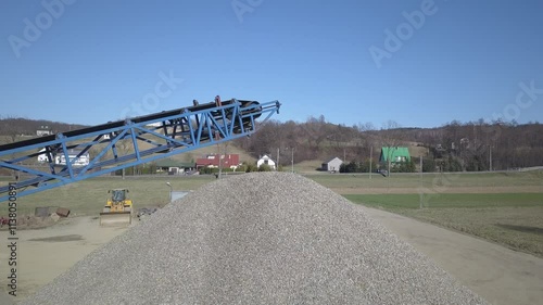Elements of equipment for the extraction and sorting of rubble. Production of construction materials. Metal construction for working with stone and rocks. Slag of gravel under the conveyor belt
