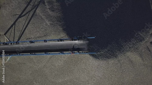 Elements of equipment for the extraction and sorting of rubble. Production of construction materials. Metal construction for working with stone and rocks. Slag of gravel under the conveyor belt