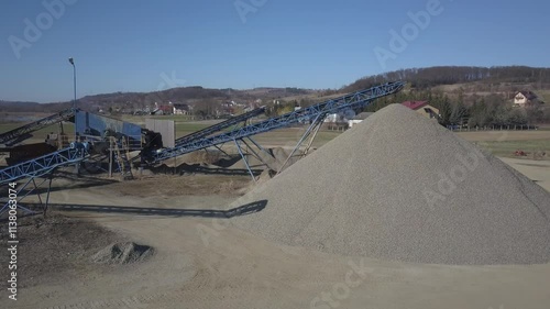 Elements of equipment for the extraction and sorting of rubble. Production of construction materials. Metal construction for working with stone and rocks. Slag of gravel under the conveyor belt