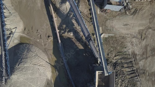 Elements of equipment for the extraction and sorting of rubble. Production of construction materials. Metal construction for working with stone and rocks. Slag of gravel under the conveyor belt