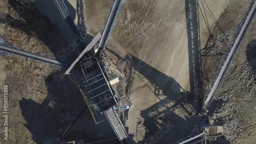 Elements of equipment for the extraction and sorting of rubble. Production of construction materials. Metal construction for working with stone and rocks. Slag of gravel under the conveyor belt