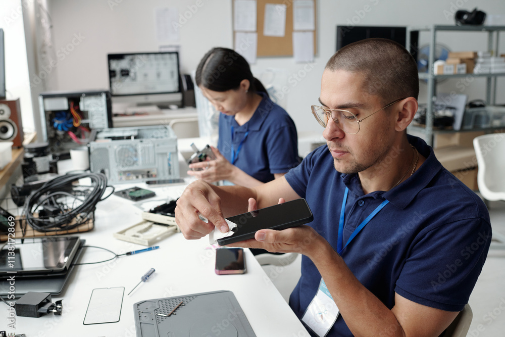 Obraz premium Engineers Assembling Electronic Device Inside Office Setting