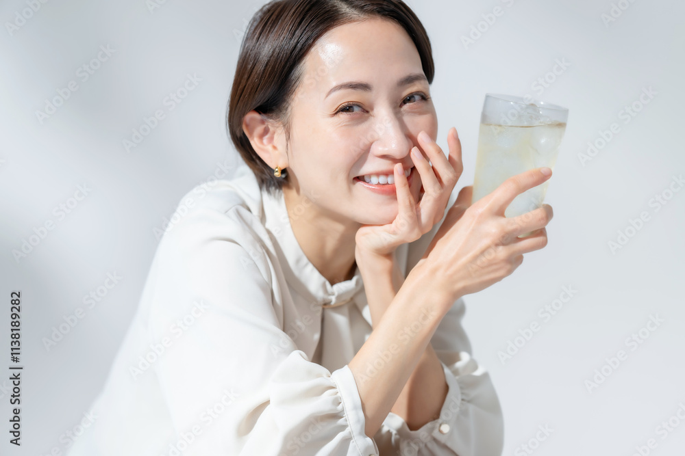 ハイボールを飲む女性 ハイボールを飲む女性