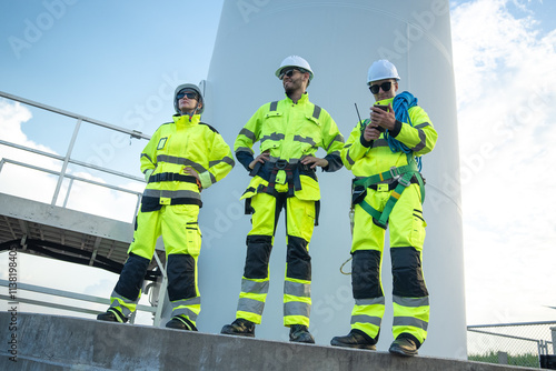 Fotografia electric engineer or technician employed for inspection, maintenance, and repair of wind turbines for clean, sustainable energy and green ecological power concepts