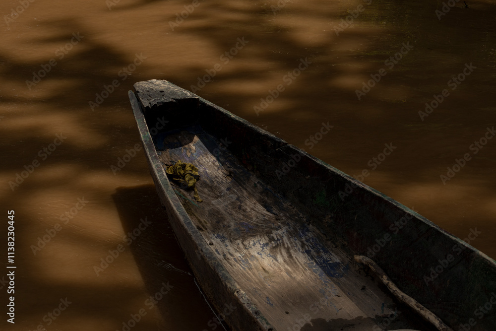 Canoa descansando en el ribera del Río Magdalena Canoa descansando en el ribera del Río Magdalena