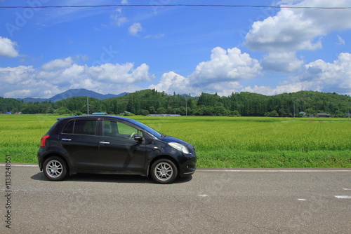 【イメージ】車と田舎の風景