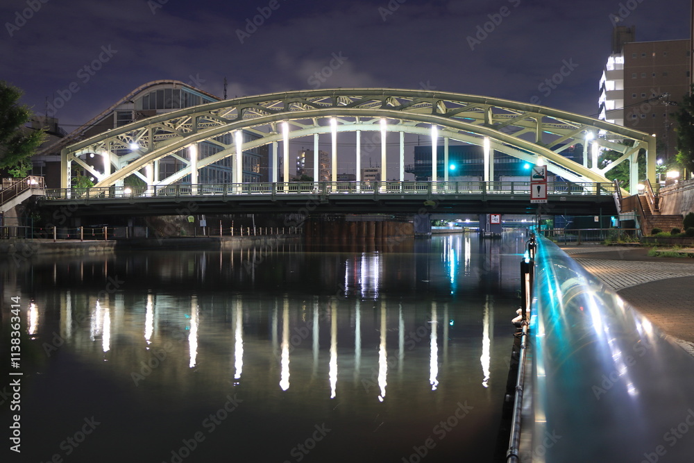 Obraz premium 【東京都】街灯で美しく浮かび上がる万年橋と亀島川水門