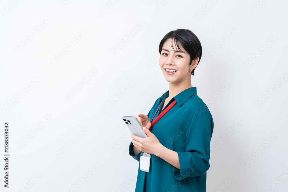 スマホを使うビジネスパーソン。
