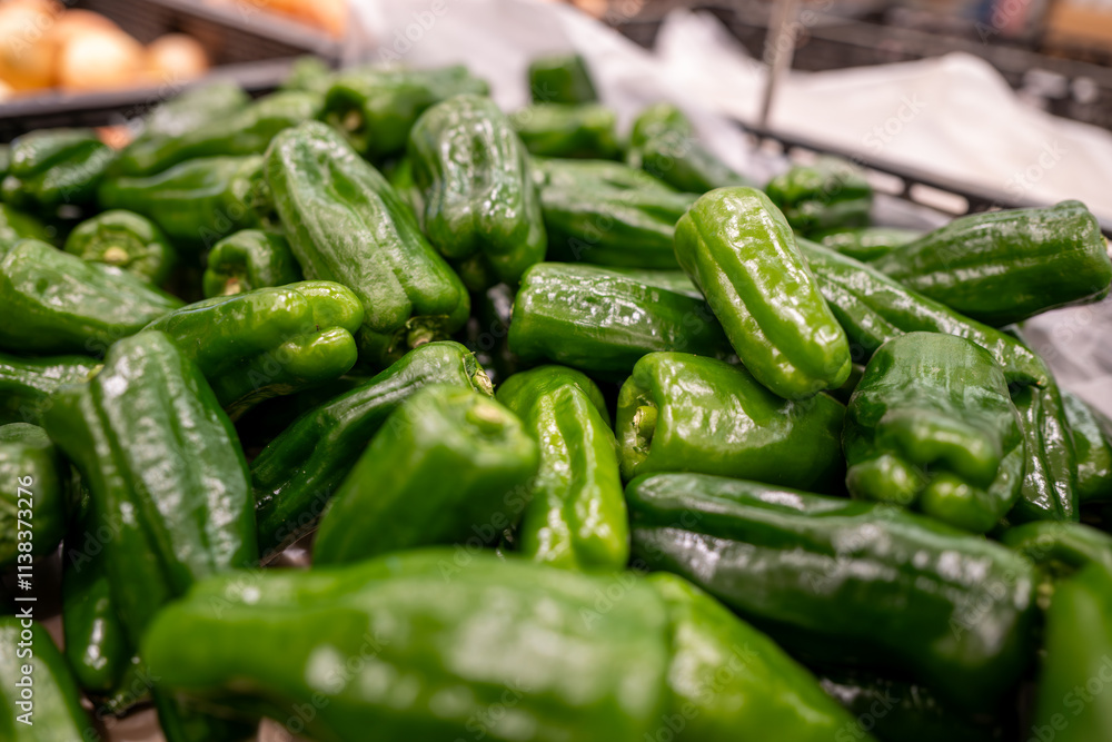 沢山並べられているピーマン、Green pepper、Bell pepper、Sweet pepper、Capsicum 沢山並べられているピーマン、Green pepper、Bell pepper、Sweet pepper、Capsicum