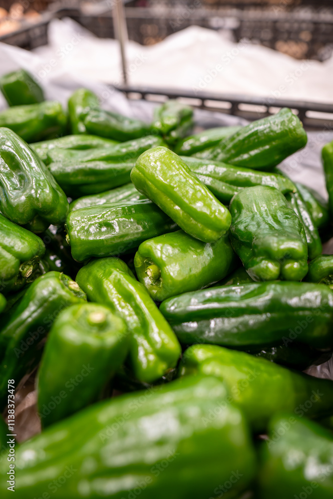 沢山並べられているピーマン、Green pepper、Bell pepper、Sweet pepper、Capsicum 沢山並べられているピーマン、Green pepper、Bell pepper、Sweet pepper、Capsicum