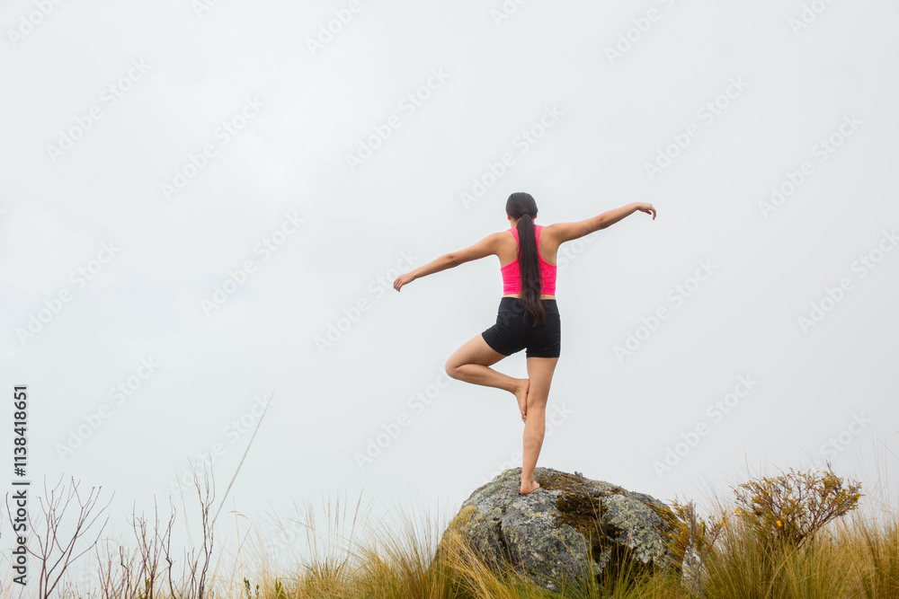 Chica practicando yoga al aire libre: equilibrio, bienestar y un estilo de vida activo rodeada de nubes y tranquilidad Chica practicando yoga al aire libre: equilibrio, bienestar y un estilo de vida activo rodeada de nubes y tranquilidad