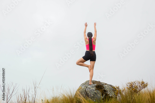 Ejercicio al aire libre: mujer atlética y delgada fortaleciendo piernas y brazos en un entorno natural y relajante photo