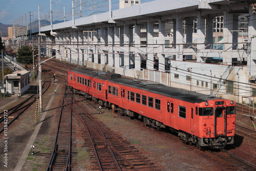 Fototapeta premium 岡山気動車区を出区するキハ47系気動車_2023/3/19撮影