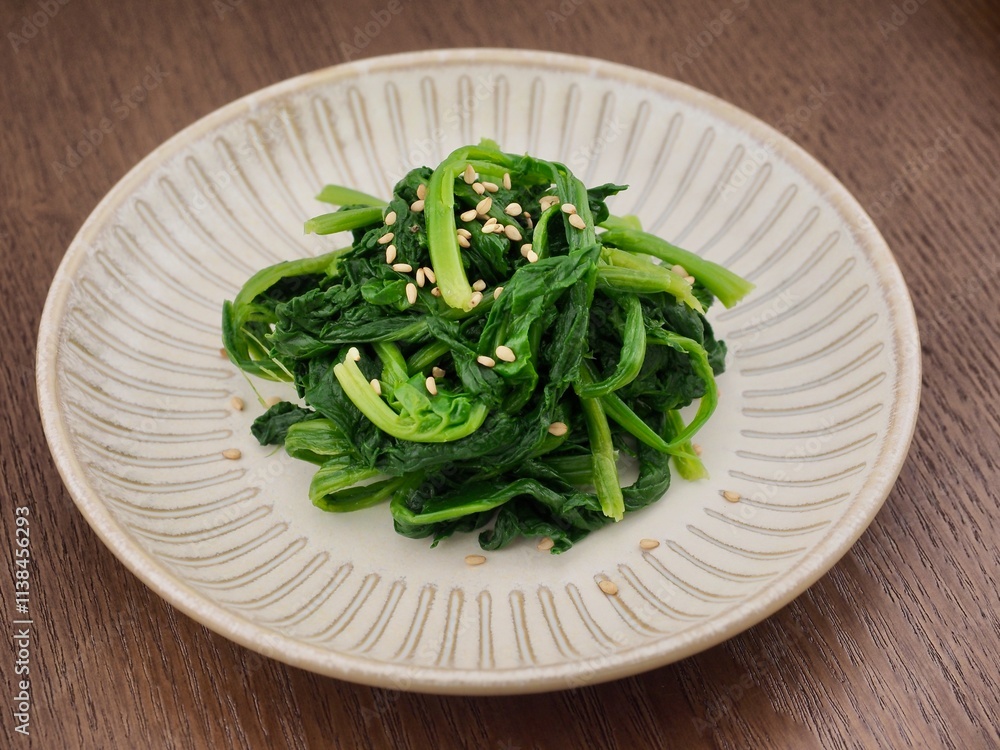 한국의 전통음식 시금치 나물 
