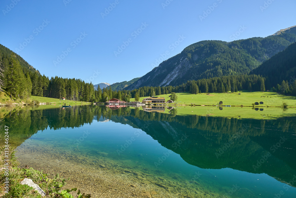 Vilsalpsee mit Bergspiegelung, Tannheim, Tirol, Österreich Vilsalpsee mit Bergspiegelung, Tannheim, Tirol, Österreich