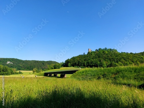 Burgruine mit Eisenbahnbrücke