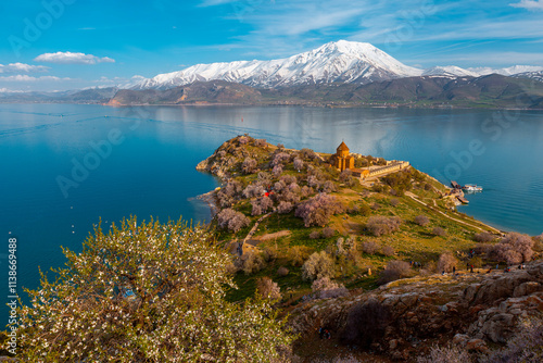 Obraz na płótnie Akdamar Island in Van Lake. The Armenian Cathedral Church of the Holy Cross - Akdamar, Turkey w salonie