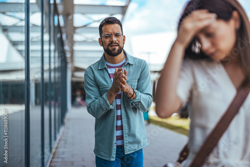 Tableau sur toile Man Apologizing to Woman Outdoors with Expressive Body Language