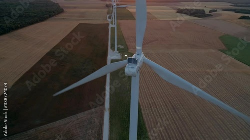 Champ d'éoliennes dans les champs au coucher du soleil - plan aérien drone