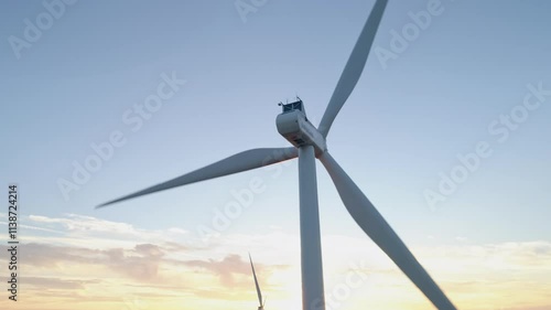 Champ d'éoliennes dans les champs au coucher du soleil - plan aérien drone