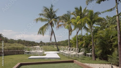 Escenario de ceremonia de lujo debajo de Palmeras en el Caribe Punta Cana