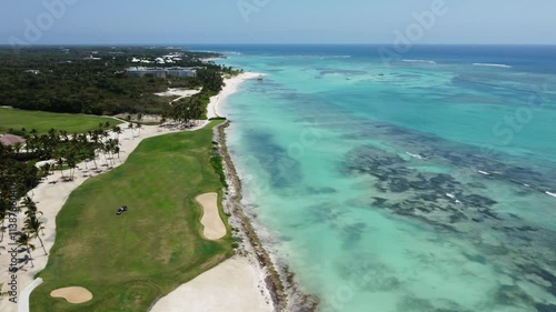 Dron en mar Caribe y campo de golf en Punta Cana, República Dominicana

