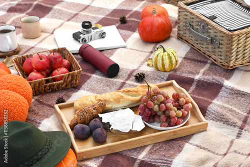 Picnic wicker basket with p...