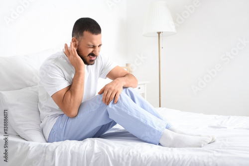 Young man suffering from ea...